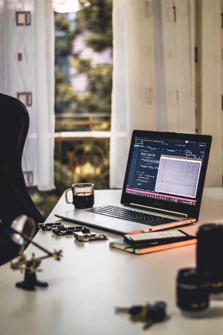 computadora sobre escritorio ejemplificando home office